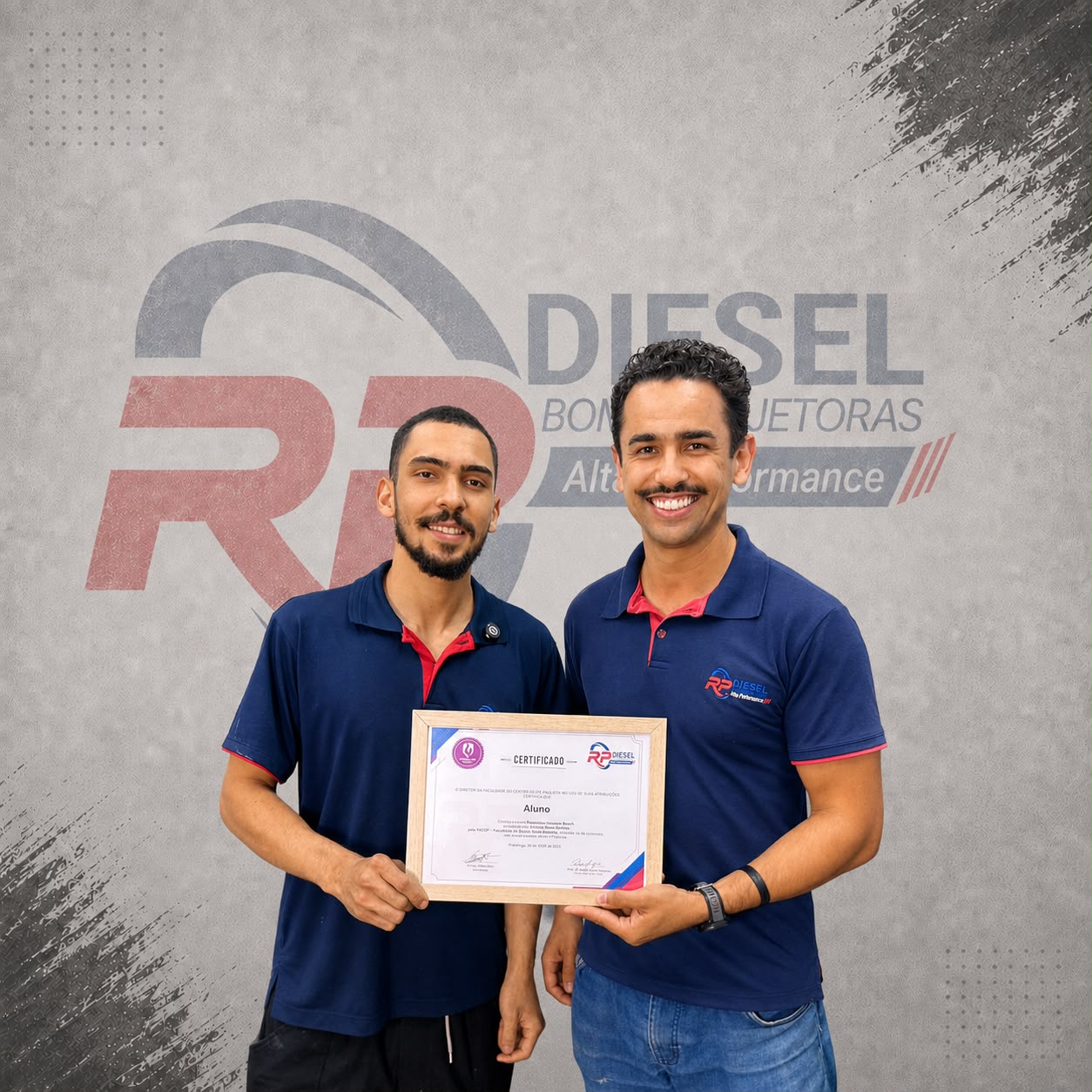 Hebert e Everton segurando um certificado RP Diesel